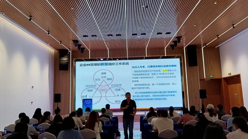 RPO招聘专员在选择招聘渠道时，需综合考虑以下因素：